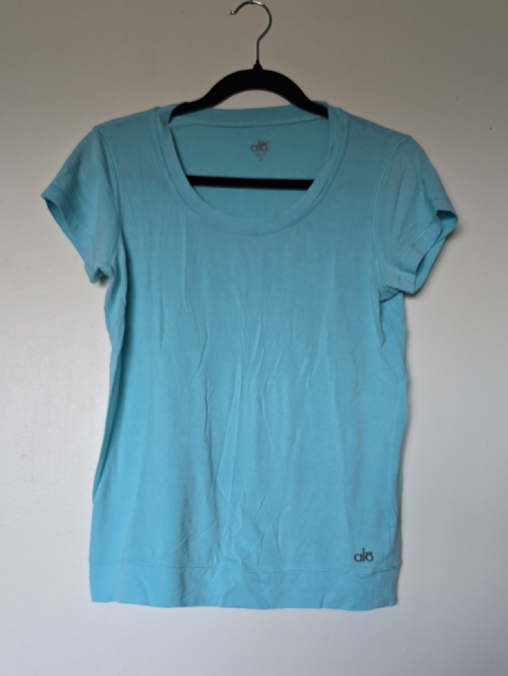 ALO Yoga Short Sleeve Scoop Tee in Aqua Blue